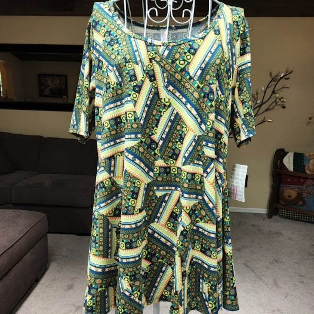 NWT LuLaRoe Sz Medium Perfect Tee